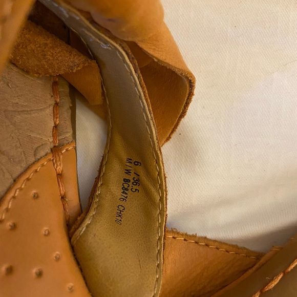 Cute bow leather flip flops in great shape - Picture 2 of 5